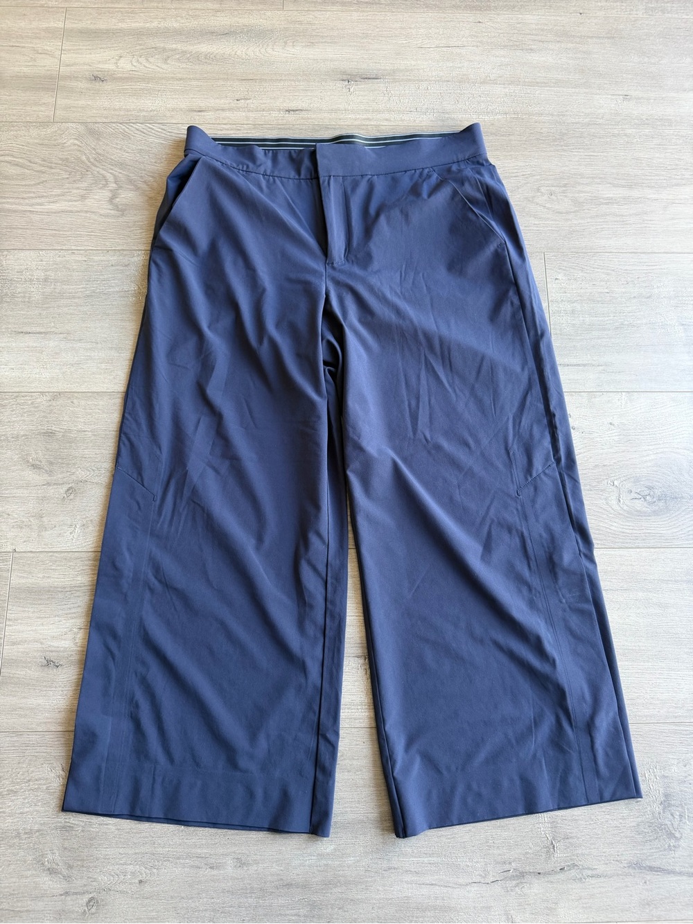 Athleta Tribeca Crop Pant - Navy - size 8